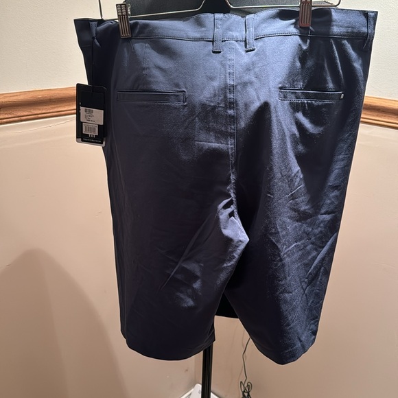 Travis Mathew prestige lifestyle performance shorts - Picture 9 of 9